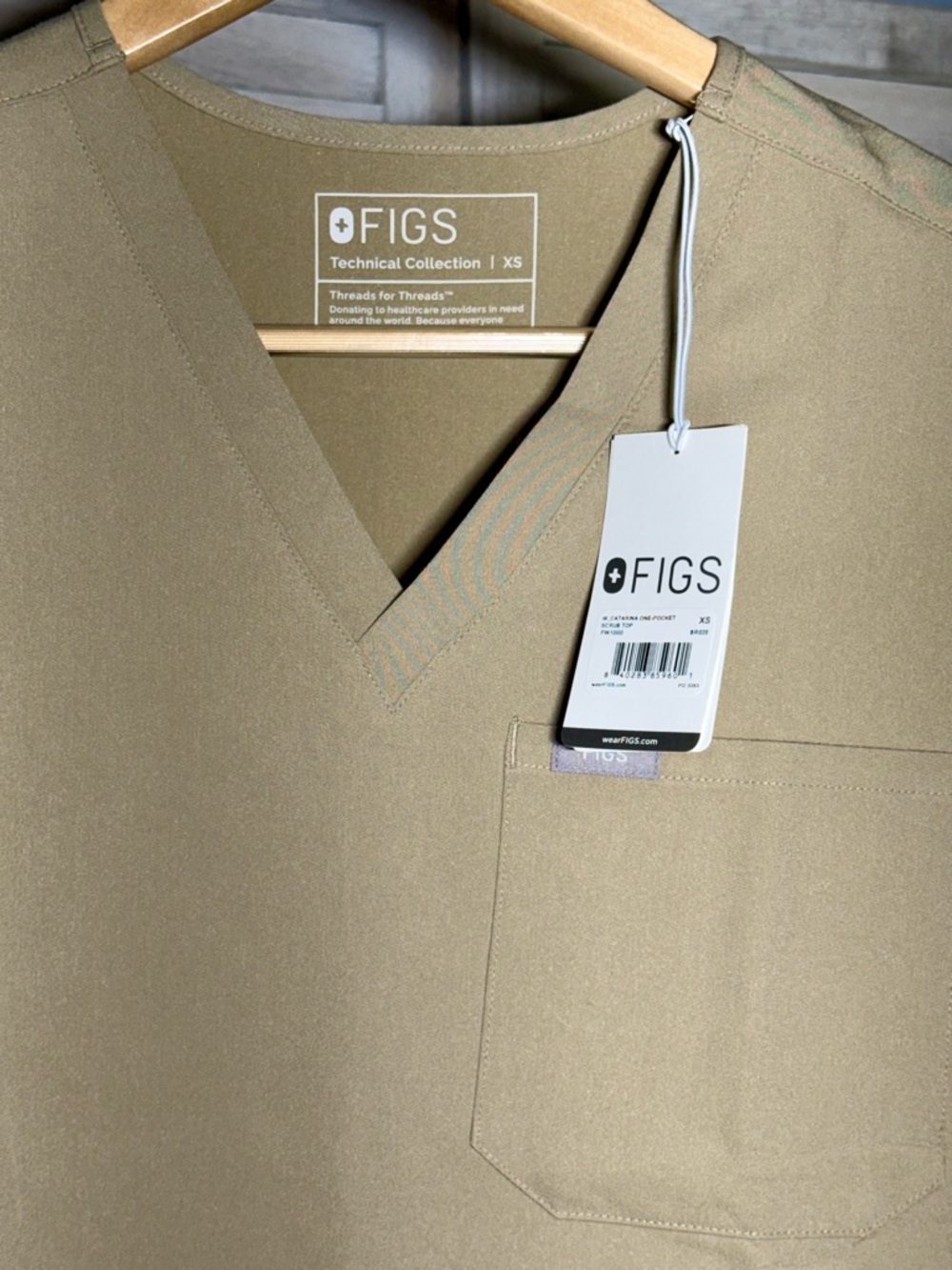 NWT FIGS Casma Three-Pocket Scrub Top Sand XS | Technical Collection - Picture 2 of 4